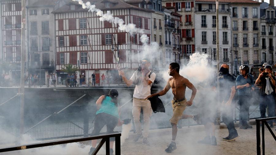 Manifestantes em Bayonne (França) protestam contra reunião do G7 na cidade vizinha de Biarritz - Thomas Samson/AFP