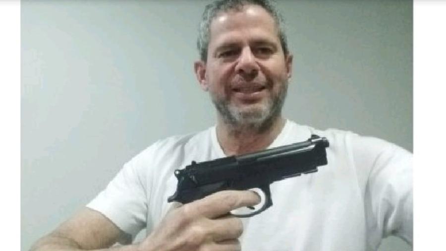 O doleiro Dario Messer com uma arma na fazenda de Antonio Joaquim da Mota, fazendeiro e empresário na fronteira entre Brasil e Paraguai - Reprodução