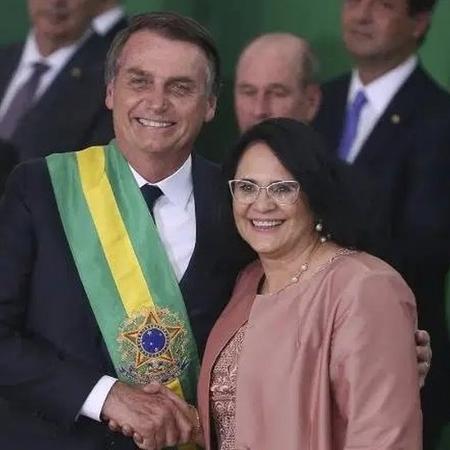 A ministra Damares Alves, da Mulher, Família e Direitos Humanos, e o presidente Bolsonaro - AFP