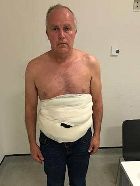 Jeffrey Lendrum usou faixas de pano e fitas adesivas para esconder ovos de aves de rapina em sua barriga, com o objetivo de trafica-los - Crown Prosecution Service/AFP