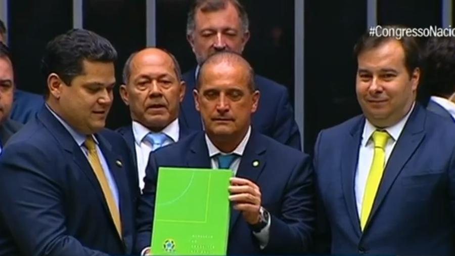 Onyx Lorenzoni, ministro-chefe da Casa Civil, entrega mensagem do presidente Jair Bolsonaro para a abertura dos trabalhos do Congresso em 2020 - TV Senado/Reprodução