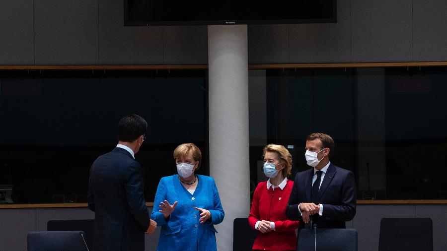 18.jul.2020 - O primeiro-ministro holandês, Mark Rutte, conversa com a chanceler alemã Angela Merkel, a presidente da Comissão Europeia Ursula von der Leyen e o presidente da França Emmanuel Macron - Francisco Seco/Pool/AFP