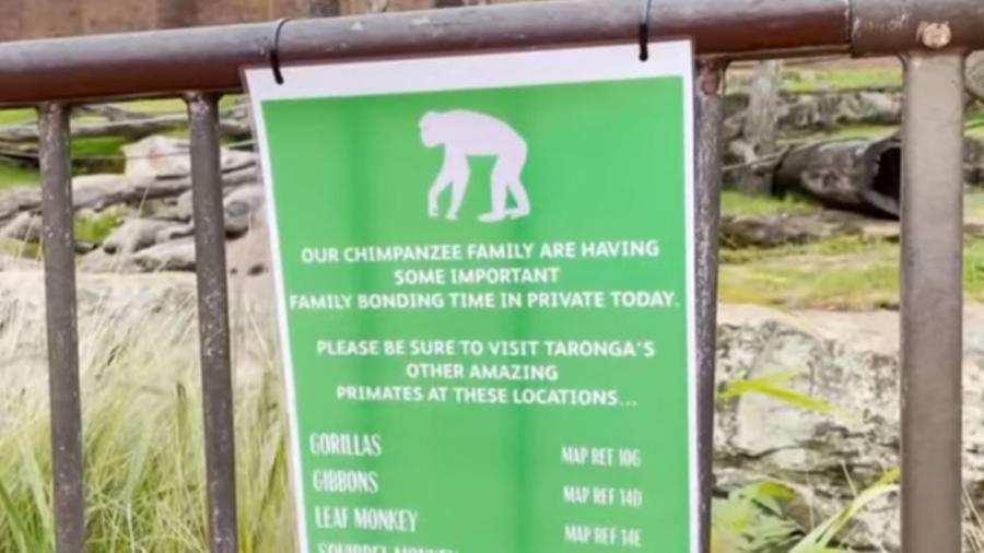 Placa que sinaliza a presença de chimpanzé no Zoológico de Taronga, em Sydney, na Austrália - Reprodução/Facebook
