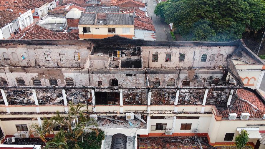 Imagem aérea evidencia destruição após incêndio que consumiu Palácio da Justiça em Tuluá - EFE/Stringer