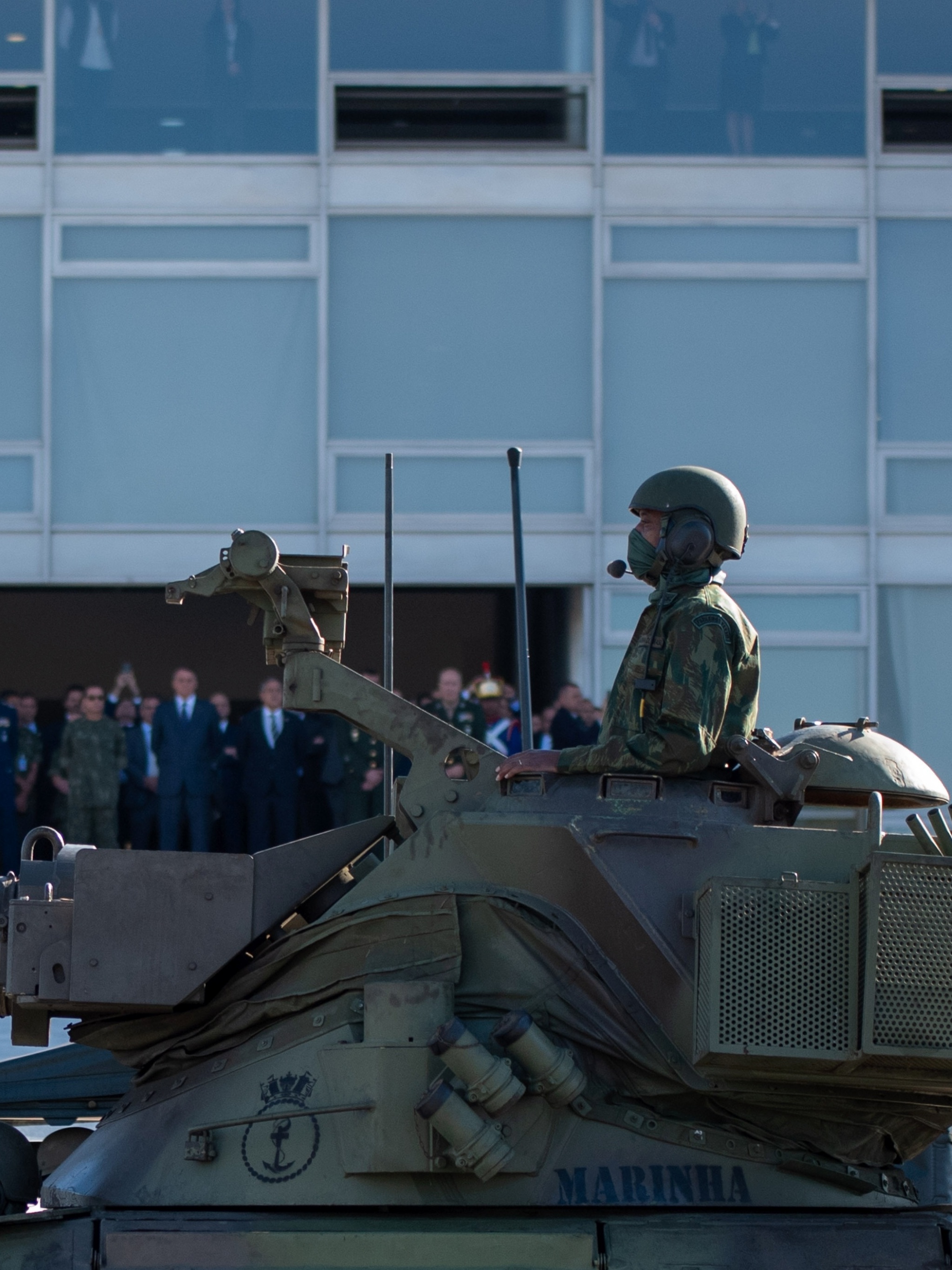 Desfile de blindados militares em Brasília vira meme nas redes