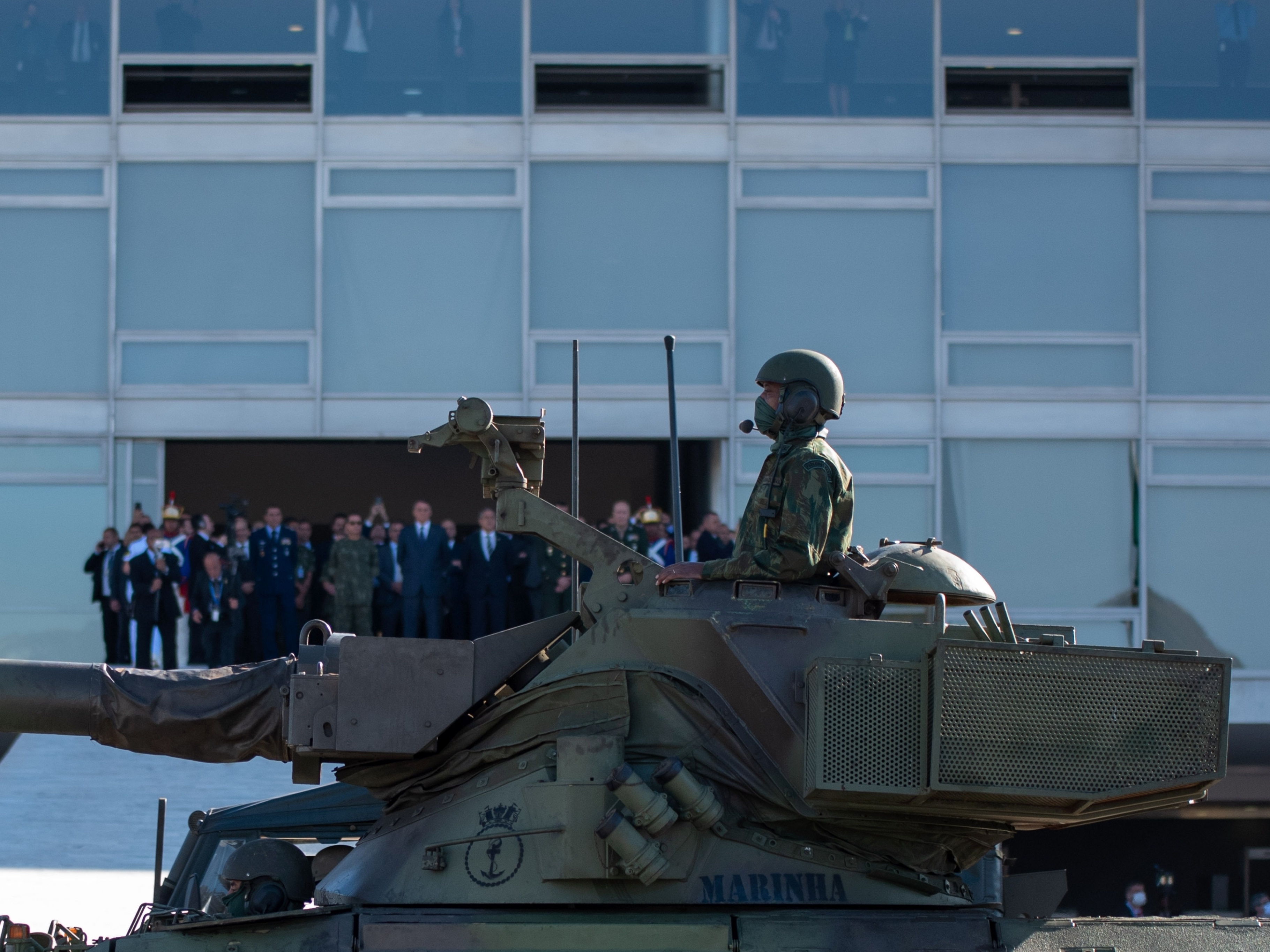 Com desfile militar, Bolsonaro só mostrou a potência do meme