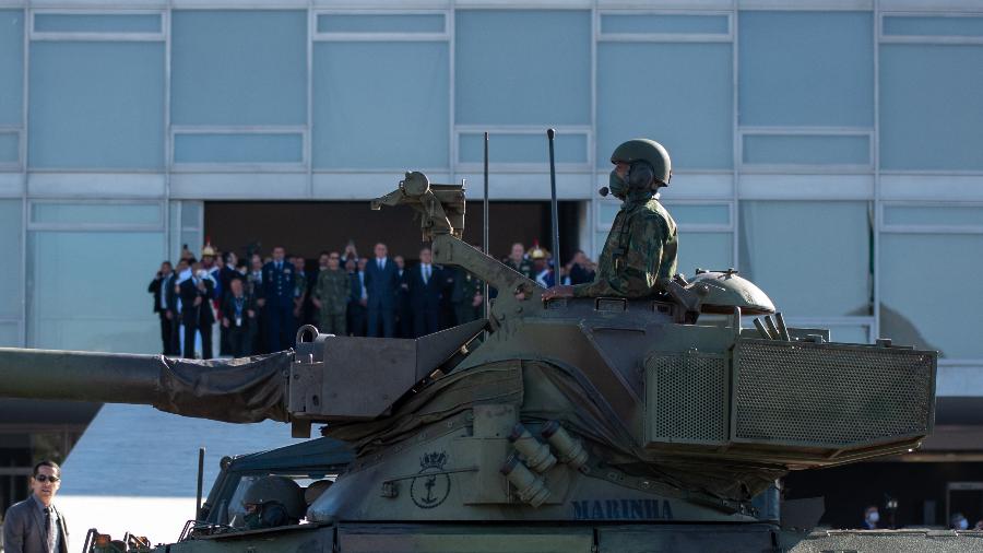 Jair Bolsonaro acompanha a passagem de desfile militar pelo Palácio do Planalto - ANTONIO MOLINA/FOTOARENA/FOTOARENA/ESTADÃO CONTEÚDO