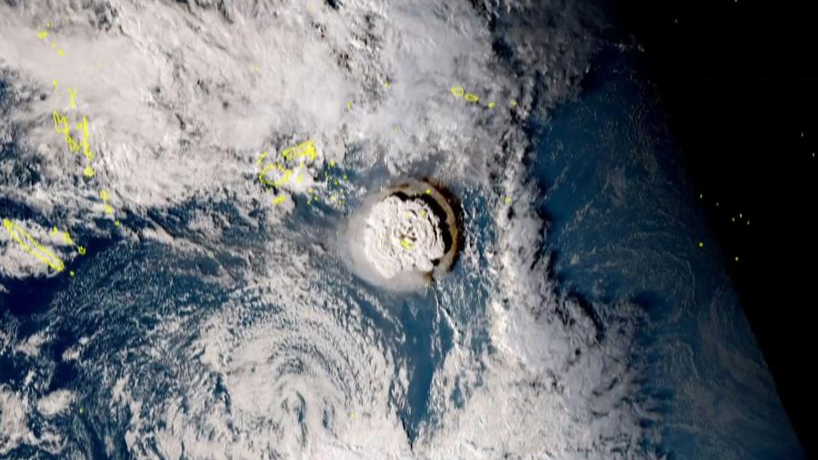 15.jan.2022 - Imagem de satélite mostra o momento em que um vulcão submarino entrou em erupção na região de Tonga - AFP