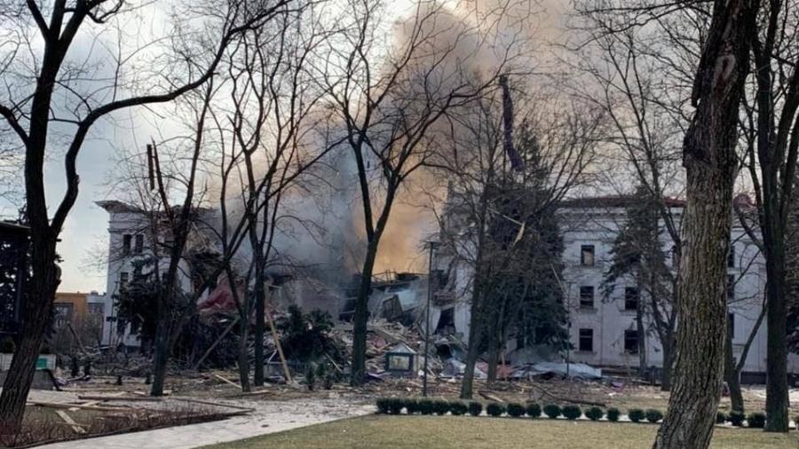 Teatro destruído após ataque em Mariupol - Serviço de Imprensa da Administração Civil-Militar Regional de Donetsk/Divulgação via Reuters