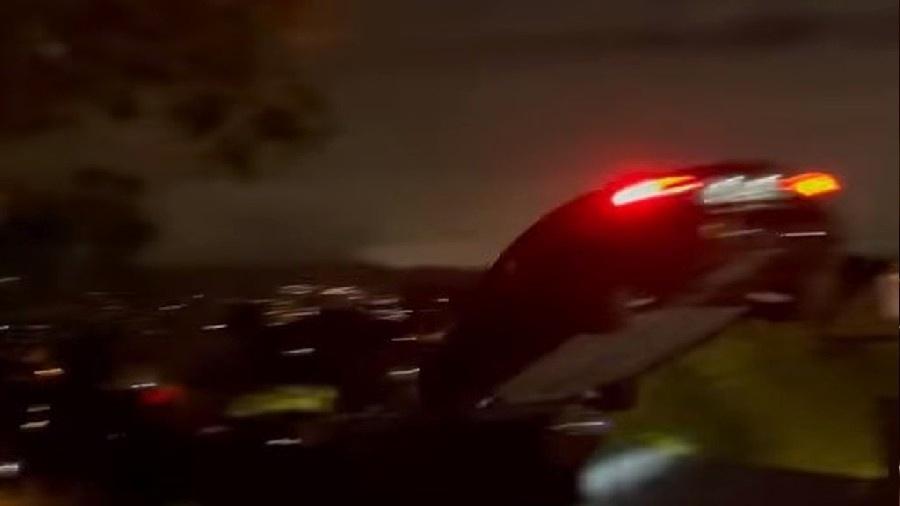 Testemunhas registraram salto de Tesla em alta velocidade em um cruzamento em Los Angeles (EUA). - Reprodução/YouTube