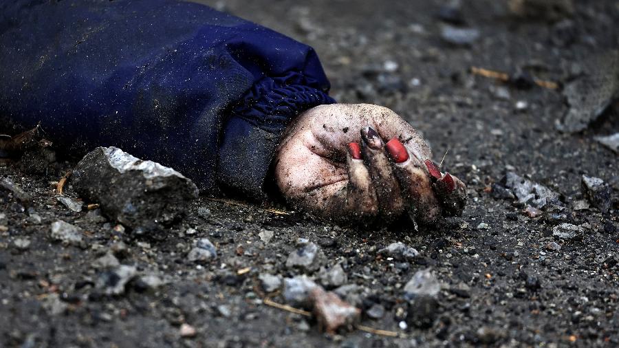 2.abr.2022 - Imagem de mão de mulher morta com as unhas pintadas foi feita após a saída das tropas russas de Bucha, na Ucrânia - Zohra Bensemra/Reuters