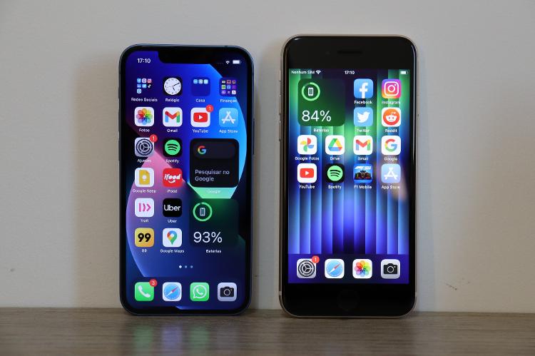 iPhone 13 mini (izquierda) y iPhone SE 2022 (derecha): pantalla pequeña, cuerpo grande - Lucas Carvalho / Tilt - Lucas Carvalho / Tilt