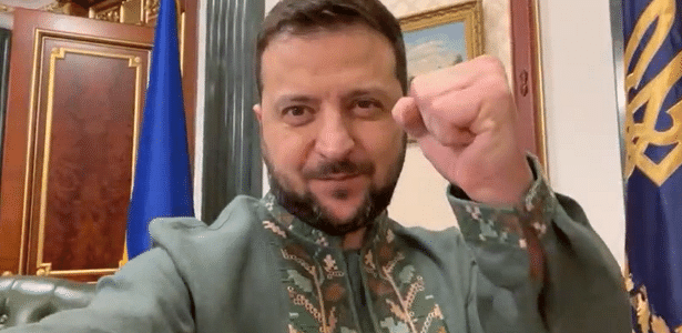 Zelensky usa camisa bordada no Dia do Bordado na Ucrânia