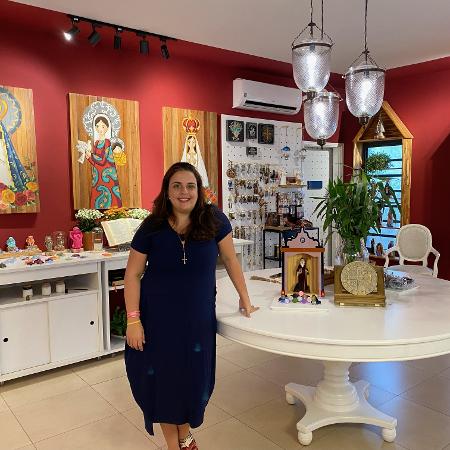 Ana Paula Ribeiro Cury abriu a loja Santo Santo Santo, em São José do Rio Preto (SP), em 2016; faturou R$ 1,6 milhão em 2021 Ana Paula Ribeiro Cury abriu a loja Santo Santo Santo, em São José do Rio Preto (SP), em 2016; faturou R$ 1,6 milhão em 2021