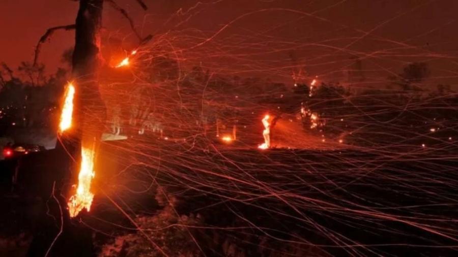 "Raios secos": os fenômenos que iniciaram alguns dos incêndios florestais mais devastadores da Califórnia - CARLOS AVILA GONZALEZ/THE SAN FRANCISCO CHRONICLE