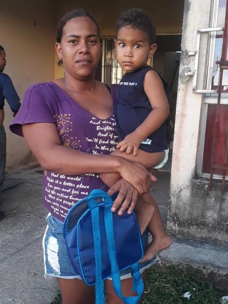Jéssica Fernandes, 27, mora em Maceió com 4 filhos, o mais novo (no colo dela), de 1 ano, não tem creche  - Arquivo pessoal