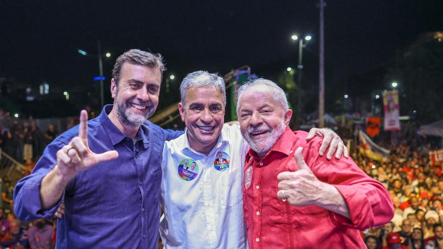 O deputado Marcelo Freixo (PSB-RJ), candidato ao governo do Rio, o deputado estadual André Ceciliano (PT-RJ), candidato ao Senado, e o ex-presidente Lula (PT) em ato de campanha em Nova Iguaçu (RJ) - Ricardo Stuckert