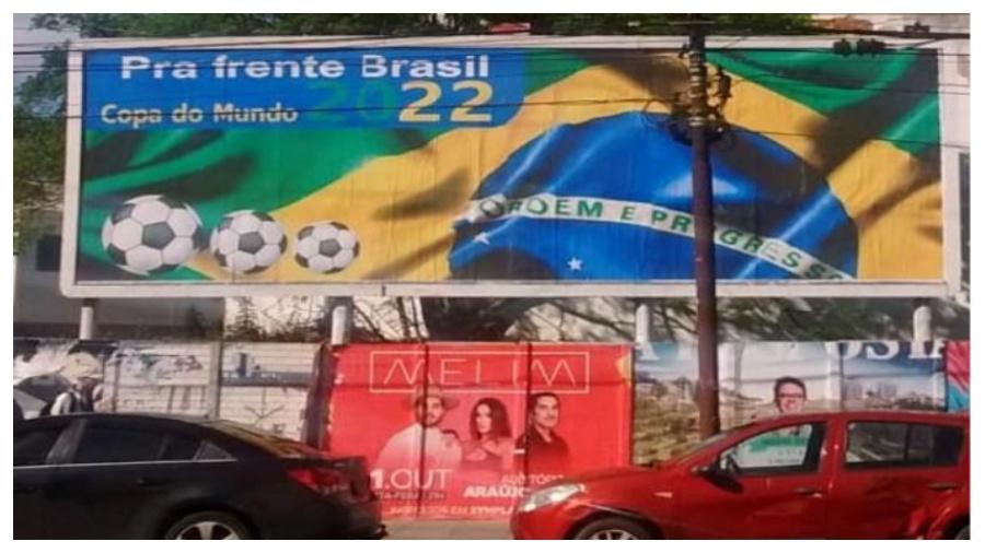 Justiça Eleitoral mandou retirar outdoors com suposto apoio à seleção, mas que trazem mensagem subliminar pró-Jair Bolsonaro - Reprodução