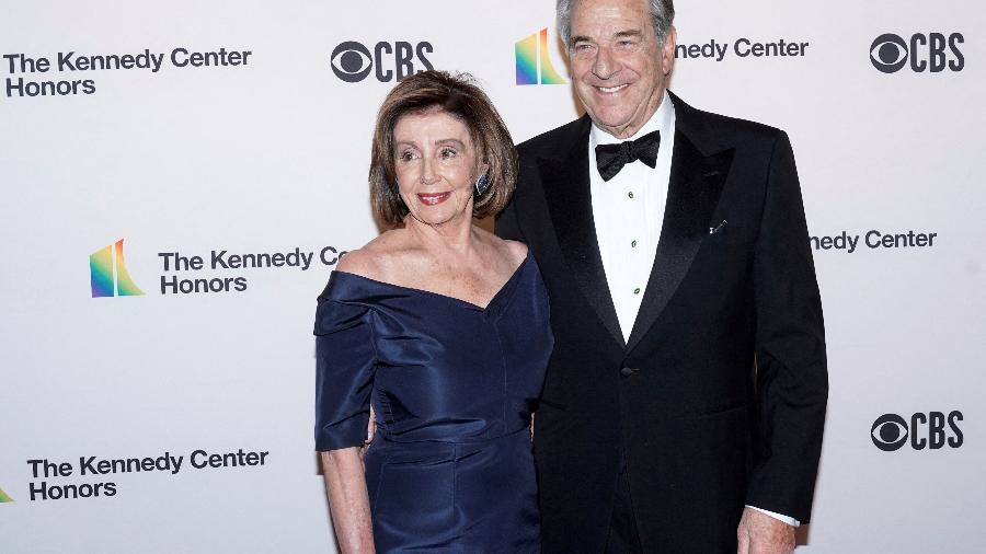 08.dez.19 - A presidente da Câmara Nancy Pelosi (D-CA) e seu marido Paul Pelosi chegam para a 42ª edição do Kennedy Awards em Washington, EUA - JOSHUA ROBERTS/REUTERS