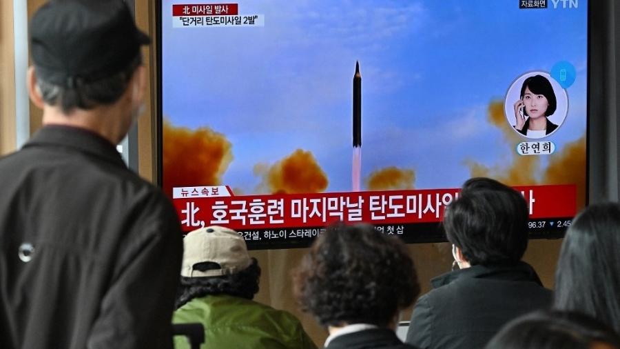 População assiste a reportagem sobre lançamento de mísseis da Coreia do Norte - Jung Yeon-je / AFP