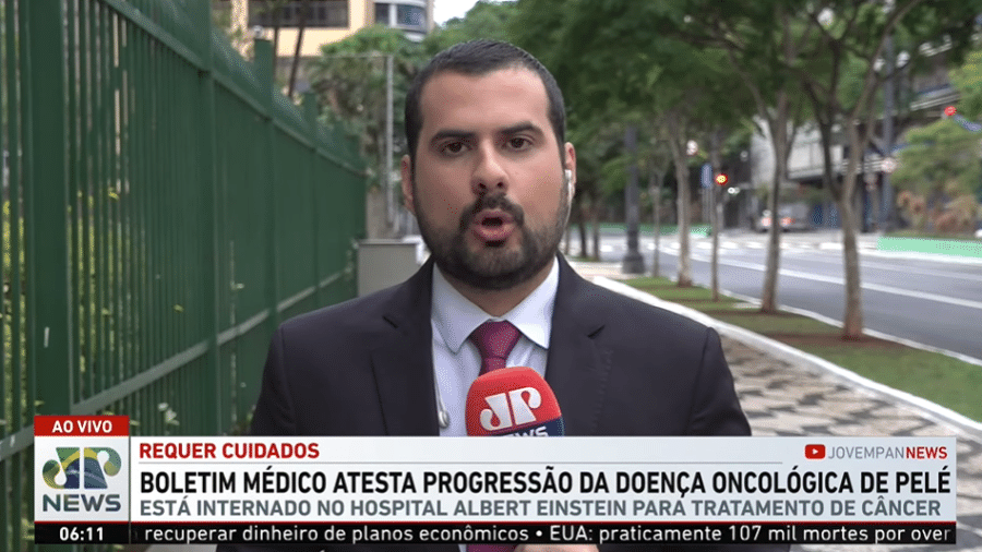 Jornalista João Vitor Rocha atualizava o estado de saúde do ex-jogador ao vivo durante o "Jornal da Manhã" quando gaguejou e errou o nome da doença. - Reprodução/YouTube