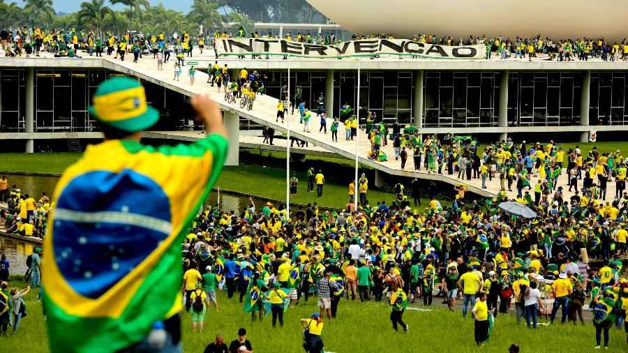 8.jan.2023 | Golpistas bolsonaristas invadem as sedes dos Três Poderes, em Brasília - Wallace Martins/Futura Press/Estadão Conteúdo