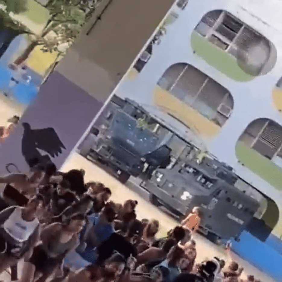 Bope faz operação no Complexo da Maré e cerca escola com blindados