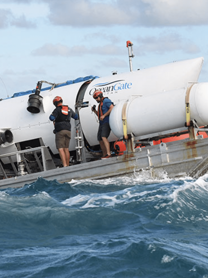 Um submarino no fundo do oceano com uma escotilha onde seja