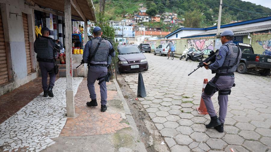 Movimentação de policiais militares na Vila Baiana, no Guarujá: foram registradas 16 mortes em ação na Baixada Santista