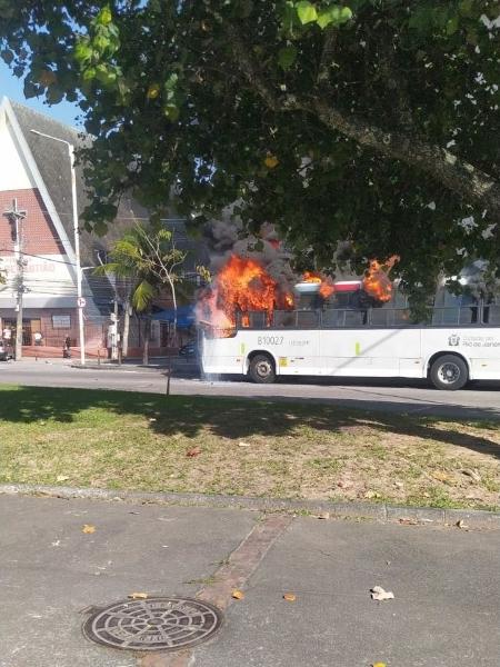Ônibus incendiado em manifestação após morte em ação da PM na Ilha do Governador, no Rio