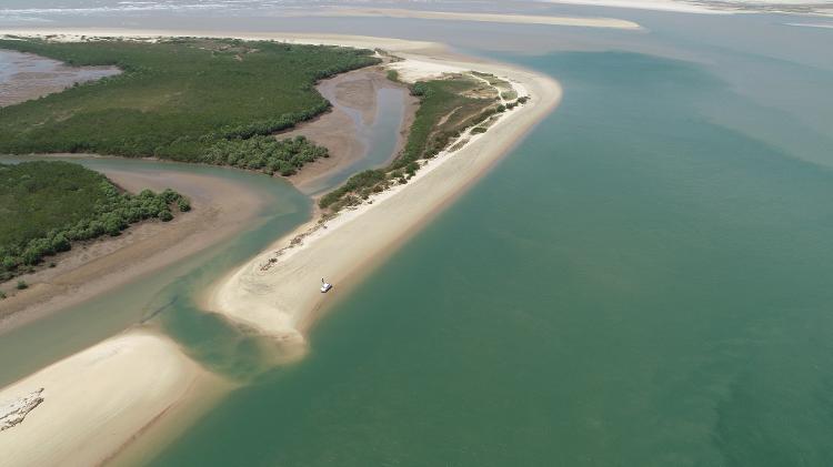 Praia do Viral, em Aracaju, em 2023, com uma ruptura para passagem de água