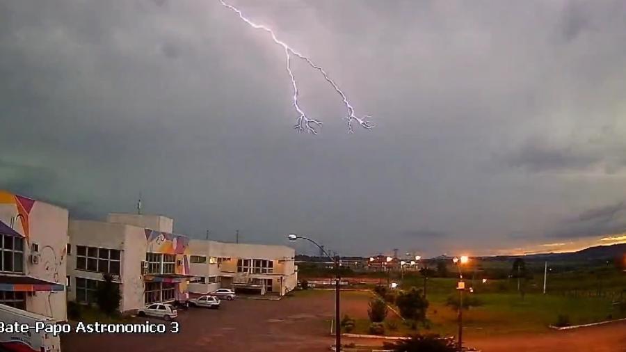 17/01/2023 - Tempestade com raios foi registrada por câmera de monitoramento em Santa Maria (RS)