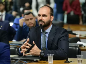 Eduardo Bolsonaro reage a fala de Moraes e sugere que ele está 'preso'