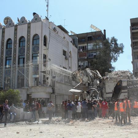 Defesa Civil remove escombros após um suposto ataque israelense ao consulado do Irã, em Damasco