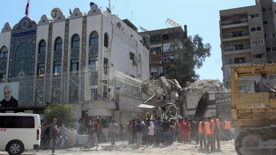 Defesa civil remove escombros após um suposto ataque israelense ao consulado do Irã, em Damasco
