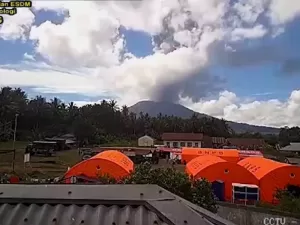 Erupção de vulcão esvazia vilas e leva alerta de inundação à Indonésia 