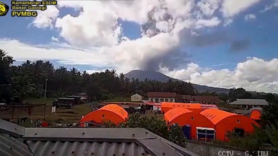 Monte Ibu, vulcão na Indonésia, entrou em erupção; sete vilas foram evacuadas
