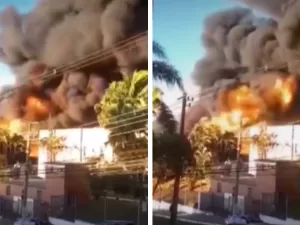 Vídeo: Incêndio de grandes proporções atinge galpão em Barueri (SP)