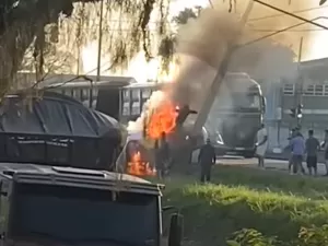 Motorista salta de carro em chamas após acidente; passageiro morre no PR