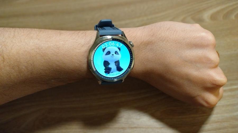 Huawei Watch GT5 no pulso; figura do panda reflete o humor da pessoa