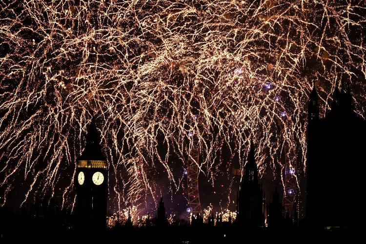 Fogos de artifício no "Big Ben", no Palácio de Westminster, dão as boas-vindas a 2025 em Londres