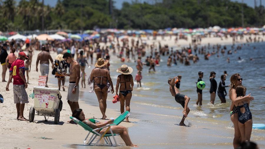 Banhistas aproveitam dia de calor na praia do Flamengo, na zona sul do Rio de Janeiro - Eduardo Anizelli/Folhapress