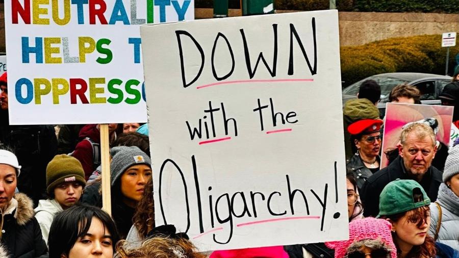 "Abaixo a oligarquia", diz cartaz em protesto contra Trump em NY "Abaixo a oligarquia", diz cartaz em protesto contra Trump em NY