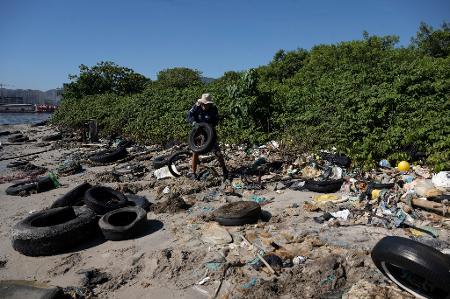 Visão do lixo na ilha Pombeba, no Rio Visão do lixo na ilha Pombeba, no Rio