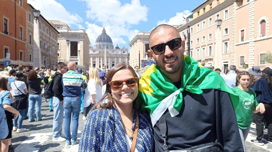 Luciana, de 33 anos, e Paulo, de 36, de Rio Grande, em Araruama, Rio de Janeiro: Brasileiros no funeral do papa Francisco no Vaticano Luciana, de 33 anos, e Paulo, de 36, de Rio Grande, em Araruama, Rio de Janeiro: Brasileiros no funeral do papa Francisco no Vaticano