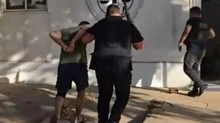 4 jul. 2025: Homem preso no Maranhão suspeito de integrar esquema que desviou R$ 107 milhões de banco do Pará é levado para delegacia 4 jul. 2025: Homem preso no Maranhão suspeito de integrar esquema que desviou R$ 107 milhões de banco do Pará é levado para delegacia
