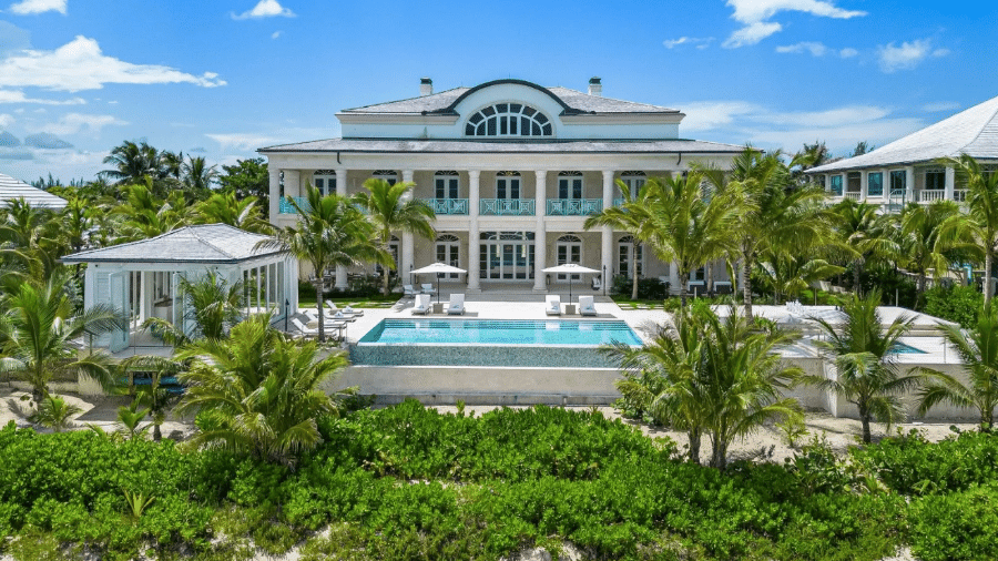 Imagem da Villa Océane, mansão localizada em Old Fort Bay, uma das áreas mais exclusivas de Nassau, capital das Bahamas