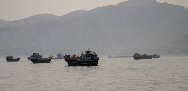 Um dia após retomada de tráfego, Irã impõe novas regras a navios em Hormuz