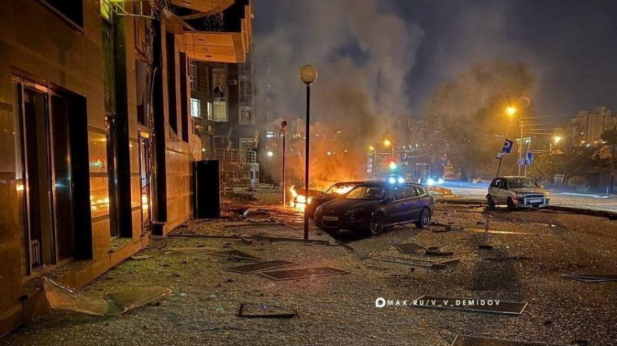 Carros danificados do lado de fora de um edifício residencial, atingido pelo que as autoridades locais descreveram como um ataque de drones ucranianos na cidade de Belgorod, na Rússia Carros danificados do lado de fora de um edifício residencial, atingido pelo que as autoridades locais descreveram como um ataque de drones ucranianos na cidade de Belgorod, na Rússia