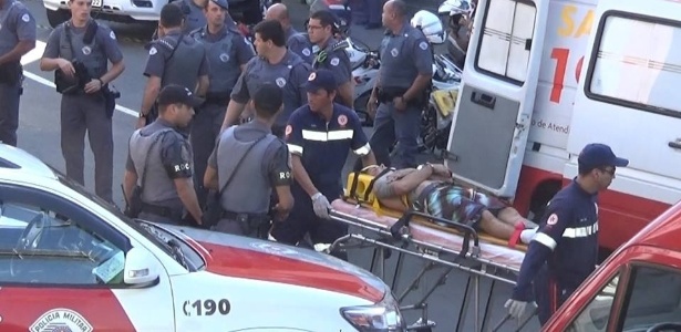 Paramédicos socorrem ferido em tentativa de assalto em agência bancária de Piracicaba - Valter Martins/Piracicaba em Alerta